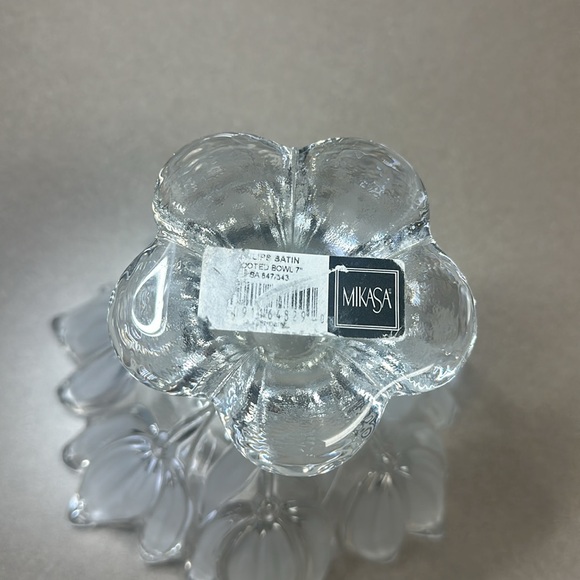 Mikasa 7” frosted tulip footed bowl - Picture 4 of 4